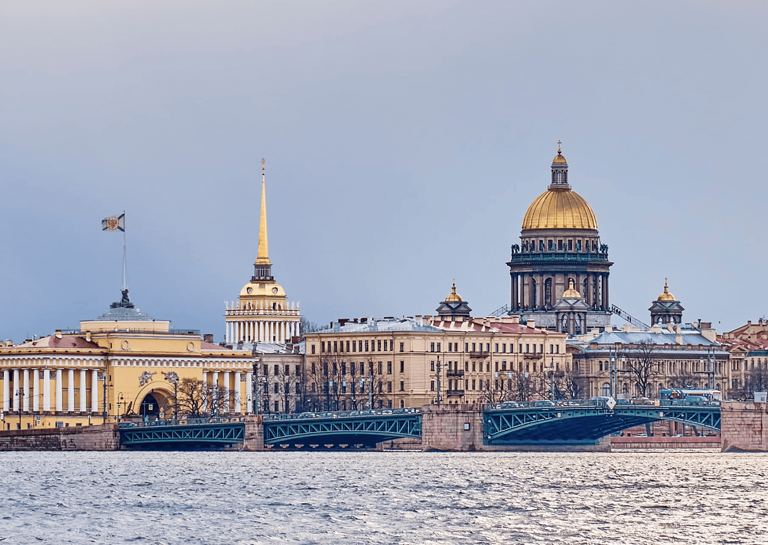 Вид на исторические здания и мост. Река Нева. Вид на Петропавловскую крепость и Исааекиевский собор